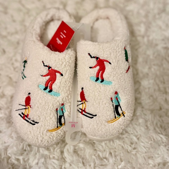 Shoes - Women's Fuzzy Slippers White Embroidered Skiers Snowboarders Size M 7/8